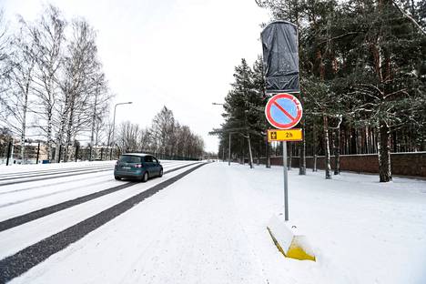 Kalevantiellä Tampereella saa pysäköidä tämän liikennemerkin jälkeen korkeintaan kahdeksi tunniksi kiekolla. Ajoneuvo tulisi pysäköidä jalkakäytävän reunaan oikeanpuoleiselle ajoradalle eikä jalkakäytävän puolelle. Joulupäivänä puolenpäivän jälkeen paikalla ei ollut yhtään pysäköityä autoa.