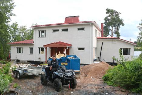 Tästä talosta Toni Vilander kaavaili perheensä uutta kotia. Nyt rakennus joudutaan purkamaan, ja uusi nousee tilalle.