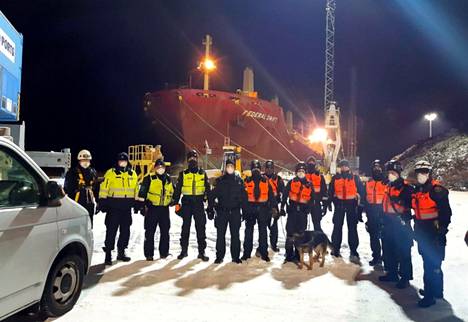 Länsi-Suomen merivartiosto ja Tullin Satakunnan liikkuva ryhmä ottivat salamatkustajan kiinni yhteisoperaatiossaan.