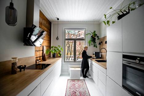 Johanna Hernesniemi ihastui ensinäkemältä edellisen asukkaan remontoimaan keittiöön. Järkevästi suunnitellussa keittiössä kaikelle löytyy paikkansa, mutta huoneeseen jää silti riittävästi myös avaraa tilaa.