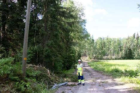 Muun muassa Särkisaarentiellä oli tuhoja monessa paikkaa. Leppäkosken Sähkön käyttöpäällikön Jukka Rajalan mukaan työvoimaa jouduttiin haalimaan paikalle lomaltakin.