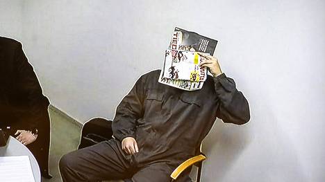 Sampolan ampuja peitteli kasvojaan vangitsemisoikeudenkäynnissä tammikuussa. Varsinaisessa käräjäistunnossa hän kertoi tapahtumista omin sanoin videoyhteyden välityksellä Turun vankilasta.
