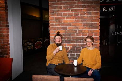 Jani Tikka (vas.) on intohimoinen kahviharrastaja ja Pekka Heinonen kahviasiantuntija, joka on työkseen toiminut niin kahvilayrittäjänä kuin paahtimossa. 