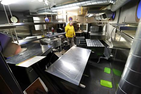 Keittiön kalusto ja laitteisto on hujan hajan, mutta Laivaravintola Porinnan omistaja Kai Johansson ei näkemäänsä säikähdä.