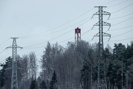 Lempäälässä asuvan Pasi Laitinen teki kahden vuoden määräaikaisen sähkösopimuksen marraskuussa. Nyt hinnat ovat laskeneet eikä hän pääse sopimuksesta eroon niin, että siinä olis järkeä. Arkistokuva sähkölinjasta Tampereelta Paasikiventien varrelta.
