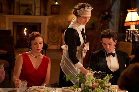 Paul Sheringham (Josh O’Connor, oik.) on menossa naimisiin seurapiirikaunotar Emma Hobdayn kanssa (Emma D’Arcy, vas.), mutta Paulilla on suhde kotitalonsa palvelijan Jane Fairchildin (Odessa Young) kanssa. 