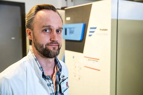 Fimlabin mikrobiologian erikoisalajohtaja, ylilääkäri Tapio Seiskari kuvattiin touko­kuussa 2020.