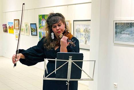 Viulisti Linda Suolahti on Kokonainen-festivaalin perustaja ja taiteellinen johtaja. Kuvassa hän esiintyy Janakkalan kuvataideyhdistyksen näyttelyn avajaisissa vuonna 2020.