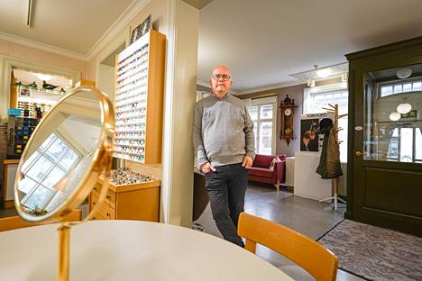 Pekka Palmu on pitänyt optikkoliikettä Vanhassa Raumassa jo vuodesta 1995. Hänelle on ollut tärkeää, että Kuninkaankadulla sijaitseva liike näyttää myös sisältä Vanhaan Raumaan hyvin istuvalta. Kiinteistön remontin suunnitteli raumalainen arkkitehti Markus Bernoulli.
