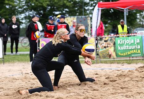 Vilhelmiina Prihti (vasemmalla) ja Aliisa Vuorinen voittivat viime viikonloppuna beach volleyn SM-kiertueen osakilpailun Sastamalassa. Prihti suuntaa elokuussa lajin EM-kisoihin.
