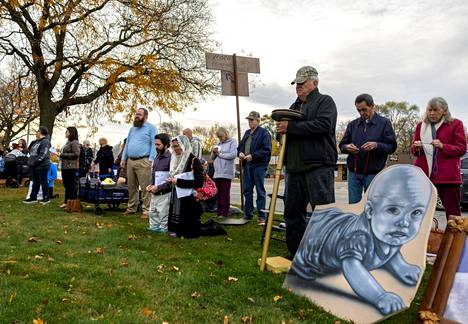Katolilaisten ryhmä vastusti lauantaina pidetyssä mielenosoituksessa abortin kirjaamista oikeudeksi Michiganin osavaltion perustuslakiin. Mielenosoitus pidettiin Michiganin Westlandissä. Asiasta äänestetään tiistaina välivaalien yhteydessä.