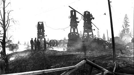 Kyttälän saha paloi maan tasalle toukokuussa 1949. Sahan kolme raamia seisoivat palon jäljiltä savuavien raunioiden keskellä.