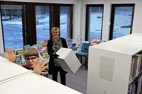 Kirjoja hyllyttivät Riitta Kari, Tarja Tuomi sekä Merimaskun kirjastonhoitaja Eeva Ennola ja siviilipalvelusmies Oliver Niemi. Kaksi viikkoa siihen meni.