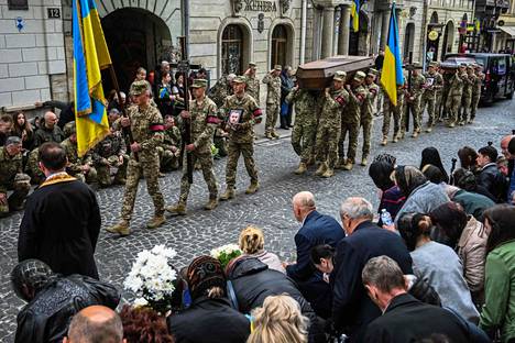 Ukrainalaissotilaat kantoivat Venäjän hyökkäyksessä kuolleiden sotilaiden arkkuja Lvivin kaupungissa 16. toukokuuta. 