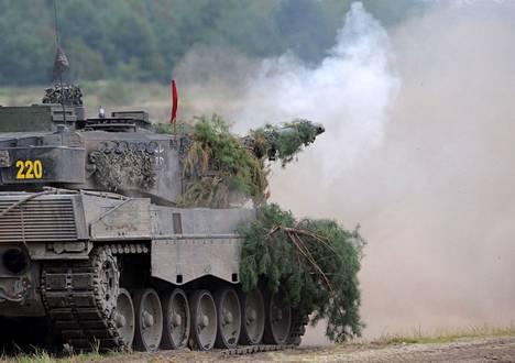 Leopard 2A6-taistelupanssarivaunu Oberlausitzin harjoitusalueella Saksassa.