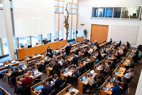 Tampereen kaupunginvaltuusto keskustelee maanantaina 24. lokakuuta muun muassa kuluvan vuoden talousarviomuutoksesta. Kuva kokouksesta marraskuulta vuonna 2021.