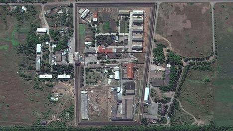 Satelliittikuva näyttää Olenivkan vankila-alueen Venjän iskettyä sinne 30. heinäkuuta. Ukraina väittää iskun olleen Venäjän täsmäoperaatio. Ukrainan mukaan tekijänä olivat Wagner-ryhmän palkkasoturit yhdessä Venäjän turvallisuuspalvelu FSB:n kanssa.