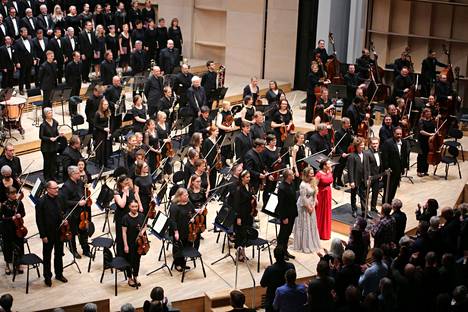 Tampere Filharmonia tulkitsi Beethovenin yhdeksännen sinfonian Santtu-Matias Rouvalin johdolla. Mukana myös solistit ja Tampereen filharmoninen kuoro.