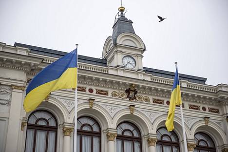 Tampereen kaupunki liputti Ukrainan puolesta Raatihuoneen edustalla 24. elokuuta.