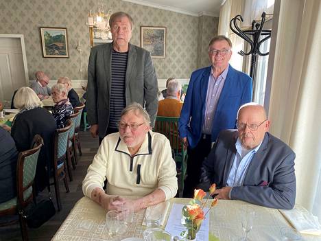 Esa Lahtinen (vas.), Jorma Heinonen, Juha Auramo ja Eino-Pekka Vuorento olivat mukana, kun 60 vuotta sitten Rauman yhteiskoulussa aloittaneet kokoontuivat muistelemaan menneitä.