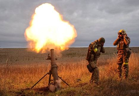 Ukrainalaissotilaita laukaisemassa kranaatinheitintä eturintamassa Venäjän hyökkäyksen jatkuessa Harkovan alueella.