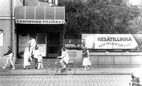 Tämä kuva on otettu Tampereella Tillikan edessä vuonna 1985.