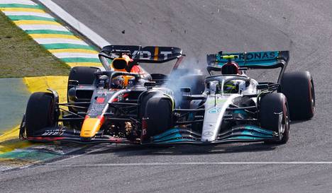 Max Verstappenin kisa meni voittotaistelun osalta piloille jo startin jälkeen yhteentörmäyksessä Lewis Hamiltonin kanssa.