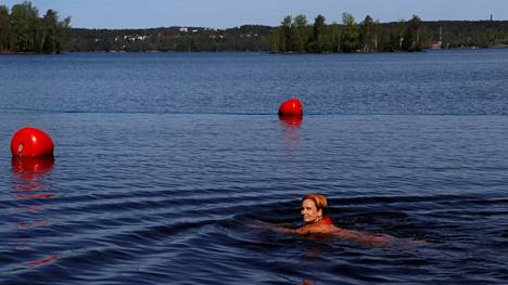 Soile Savikari perinteisellä aamu-uinnillaan Loukonlahden uimarannalla Pirkkalassa.