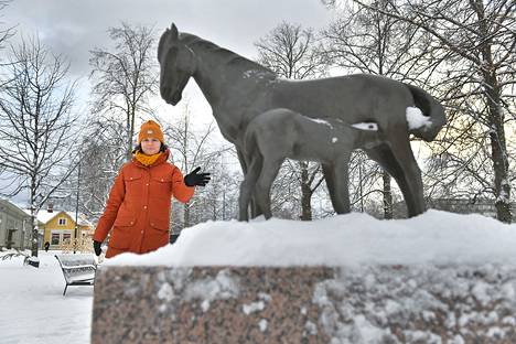 Alueoppaaksi joulukuussa valmistunut Sanna Eskola haluaa syventää osaamistaan erityisesti Rauman kohteissa. Savilanpuistossa sijaitseva Emil Cedercreutzin Äidinrakkaus-veistos on hänelle tuttu teos. 