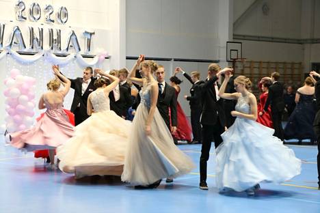 Näin näyttävästi vanhat tanssivat Kokemäen Tulkkila-salissa helmikuussa 2020.