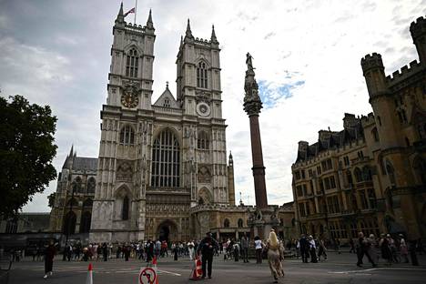 Hautajaispäivänä kuningattaren arkku on määrä kuljettaa kulkueessa Westminster Abbeyhin, jossa valtiolliset hautajaiset alkavat. Kirkkoon mahtuu 2 200 ihmistä.