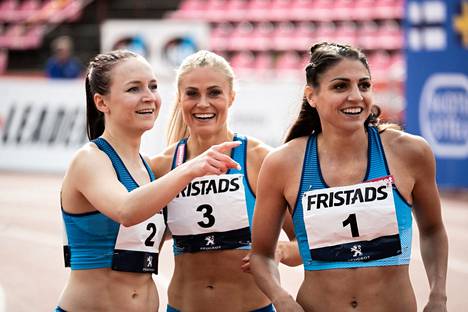 Lotta Haralan (kesk.) ennätysaika 8,00 nousi Reetta Hurskeen (vas.) ja Nooralotta Nezirin tulosten taakse kolmanneksi Suomen kaikkien aikojen tilastossa 60 metrin aidoissa. Kuva kolmikosta kesäkuulta 2020 Ruotsi-ottelusta.