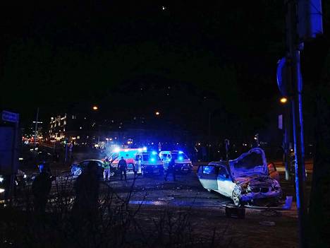 Kuljettaja kolaroi autonsa Turun keskustassa Auransillan kupeessa pakomatkansa päätteeksi.
