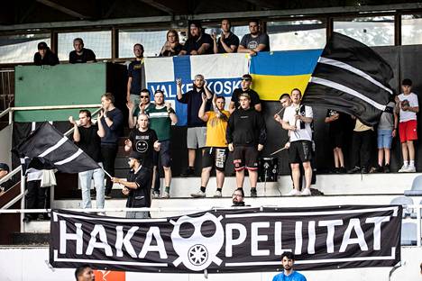 FC Hakan kannattarjayhmä Hakapeliitat kannusti joukkuetta viime sunnuntain KuPS-kotipelissä.