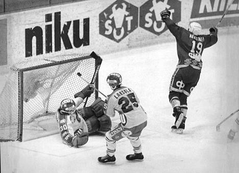 Maalituuletukseen kaartavan Arto Heiskasen läpimurtokausi SM-liigassa oli 1985-1986, jolloin 36 ottelussa syntyivät tehot 22+12. Tässä syntyy osuma Tapparan verkkoon Hakametsän vierashallissa.