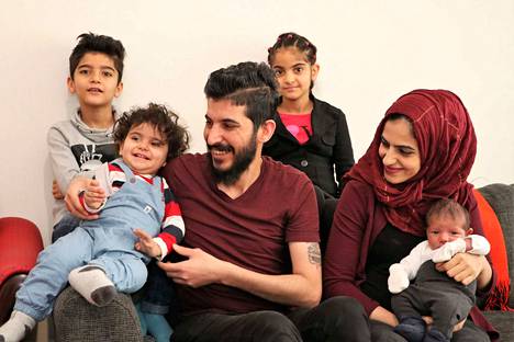 Karrar Alboshaban ja Doaa Al-Saedin perheessä on nyt neljä lasta. Ahmed ja Shuhad ovat ahkeria koululaisia, mutta yksivuotias Mohammed on vielä kotona isän, äidin ja vauvan kanssa. Amir saa Mohammedilta välillä suukkoja, välillä mustasukkaisia silmäyksiä.