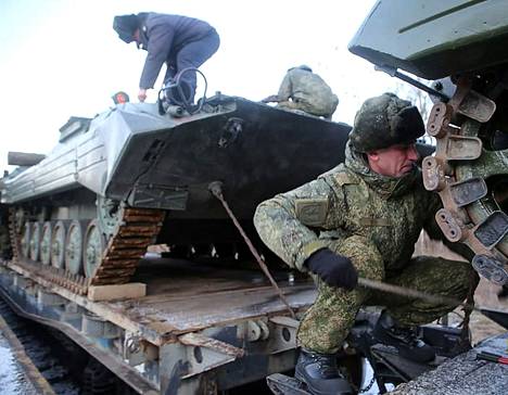Suomalaisasiantuntijoiden mukaan Venäjä haluaa useilla sotaharjoituksilla näyttää voimaa ja lähettää strategista viestiä valmiudesta laajoihin operaatioihin.