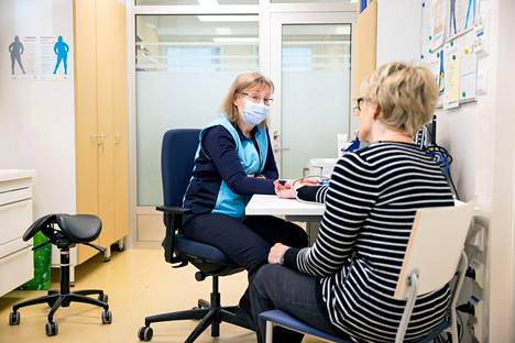 Vuokko Mattila kävi aikuisneuvolassa vapaaehtoisessa 75-vuotistarkastuksessa terveydenhoitaja Sirpa Sandtin vastaanotolla. Tarkastuksessa muun muassa keskustellaan terveydentilasta ja elämäntilanteesta, mitataan verenpaine ja tehdään muistitesti.