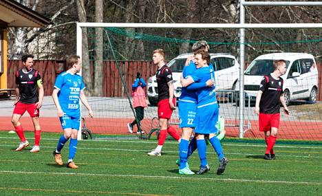 Tampere Unitedin Toni Toijala (22) ja Eino-Veikko Ek juhlivat maalia huhtikuisessa pelissä SalPaa vastaan. Sinipaitojen suunnitelmat tulevaisuudelle ovat suuret.