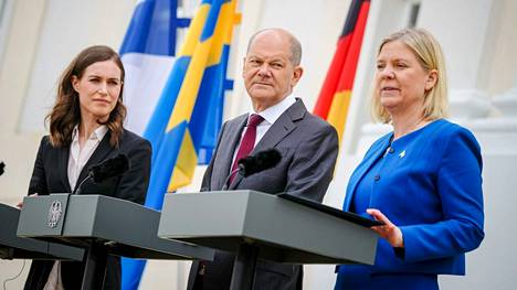 Pääministeri Sanna Marin (sd.) vieraili tiistaina Saksassa. Marin puhui samassa lehdistötilaisuudessa Saksan liittokansleri Olaf Scholzin ja  Ruotsin pääministerin Magdalena Anderssonin kanssa.
