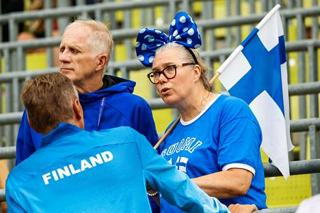 Ella Junnilan äiti Ringa Ropo jännitti korkeuskarsintaa hyppääjän valmentajan Tuomas Sallisen kanssa.