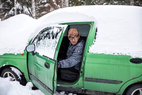 Juupajoella satoi lunta alkuviikosta yhteensä 48 millimetriä. Lumensyvyys kasvoi jopa 41 senttimetriä. Reino Saarinen joutui putsaamaan autonsa ennen asioille lähtemistä.
