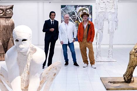 Nick Cave, Thomas Houseago ja Brad Pitt Sara Hildénin taidemuseossa lokakuussa 2022.