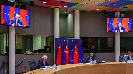 Eurooppa-neuvoston puheenjohtaja Charles Michel (keskellä) ja EU:n ulkopolitiikan johtohahmo Josep Borrell (vasemmalla) keskustelivat Kiinan johdon kanssa 1. huhtikuuta.  He osallistuivat tapaamisen videoyhteydellä Brysselistä. 