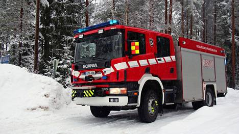 Onnettomuuspaikan liepeillä Montosmäen päällä liikennettä ohjanneet pelastusmiehet pääsivät pois paikalta vähän ennen kello 12:ta.