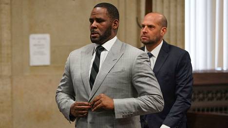 Laulaja R. Kelly eli Robert Kelly kuvattiin oikeudessa Chicagossa kesäkuussa 2019. 