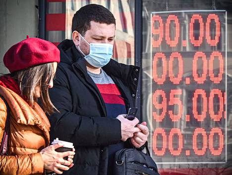 Ihmiset kävelevät valuutanvaihtotoimiston ohitse Moskovan keskustassa  28. helmikuuta. Länsimaiden pakotteet ovat johtaneet siihen, että ruplan arvo on romahtanut ennätysalhaiselle tasolle.