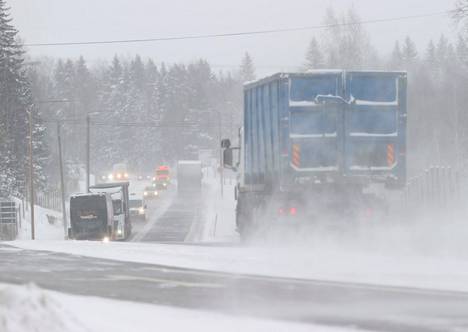Lumisateet vaikeuttavat liikennettä viikonloppuna Satakunnassakin.