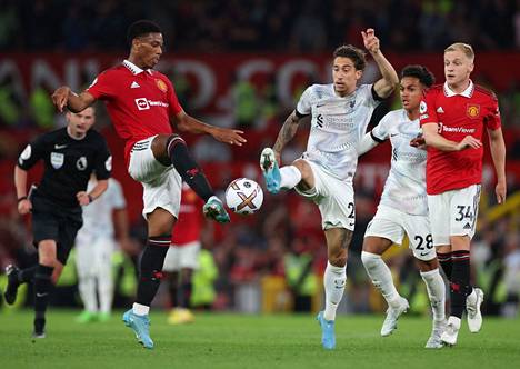 Manchester Unitedin Anthony Martial kamppaili pallosta Liveropoolin Kostas Tsimikasin kanssa. 