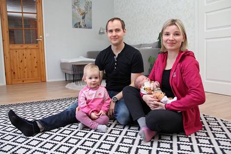 Timo ja Ilona Kivilahden perheeseen syntyi Mänttä-Vilppulan vuoden 2023 ensimmäinen vauva. Kuvassa poikavauva on noin viikon vanha pian kaksi vuotta täyttävän siskonsa kanssa.